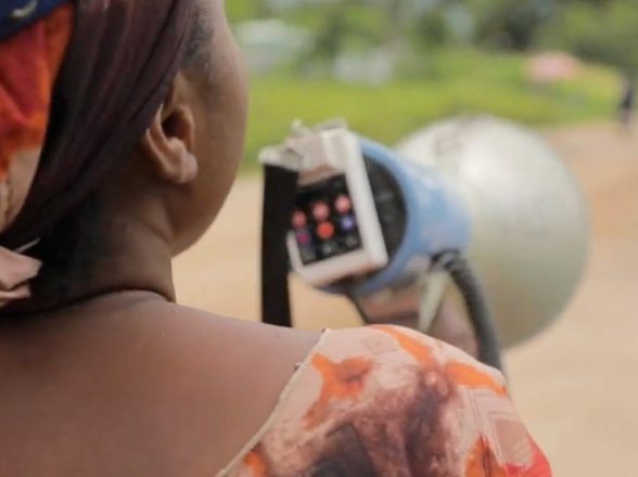 UN CONTRAT SOCIAL POUR LES FILLES POUR ÊTRE AU CENTRE DES COMMUNAUTÉS